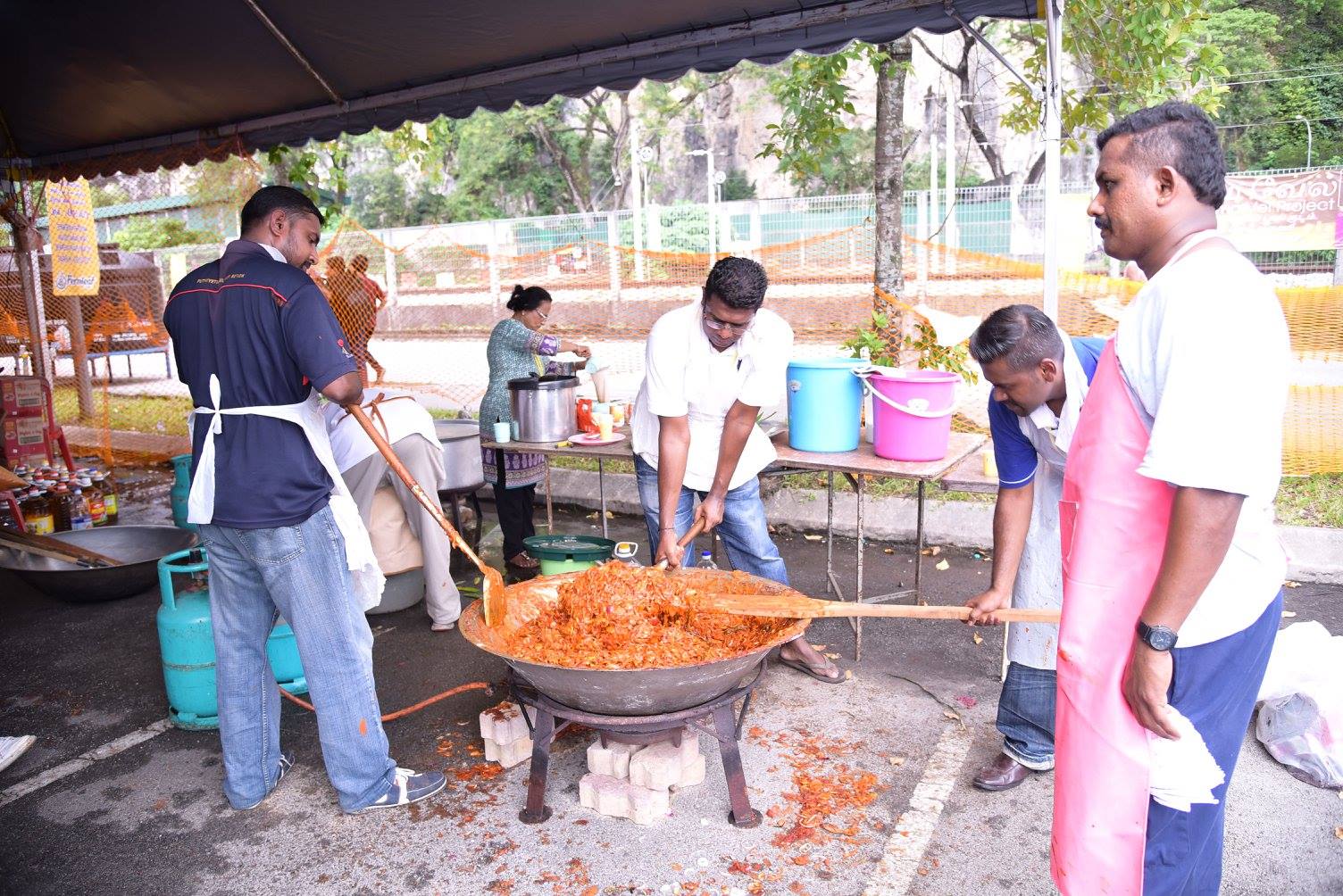 Facebook/Thaipusam Annadhanam Batu Caves 2018 Working hand-in-hand.